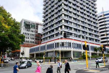 New Zealand Central Bank Cuts Rates, Keeps Door Open to More